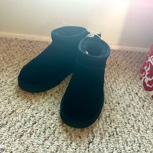 Sold! BearPaw Short Boots Uggs NTW size 6
